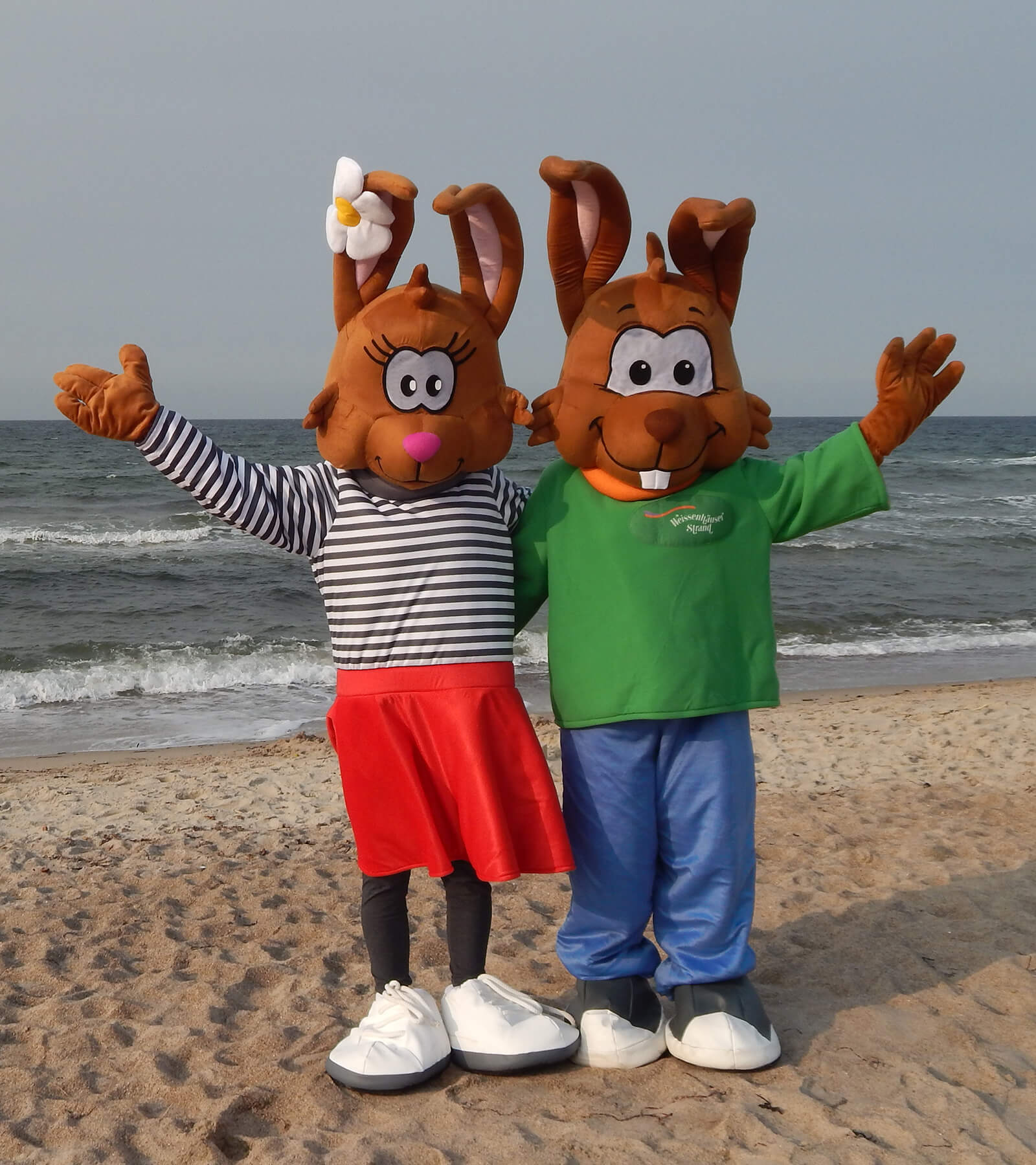 Weissenhäuser Strand Urlaub an der Ostsee mit Kindern: Maskottchen Hops und Hasi